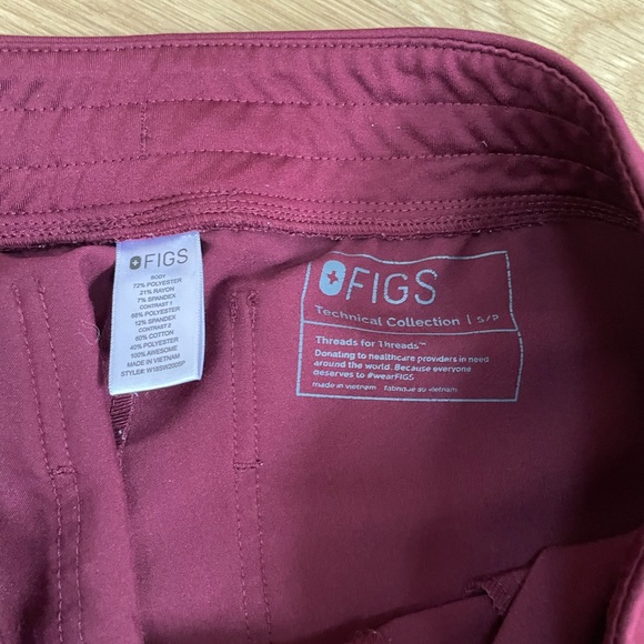 Figs Burgundy Scrub Set, Small Casma Top and Petite Small Zamora Joggers - Picture 6 of 6